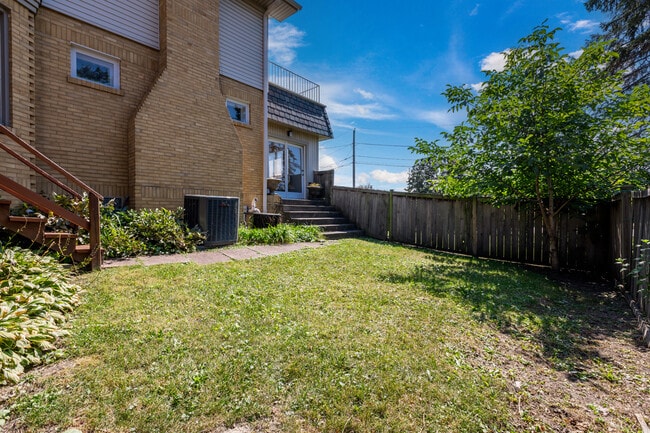 Building Photo - 1420 Oakton St