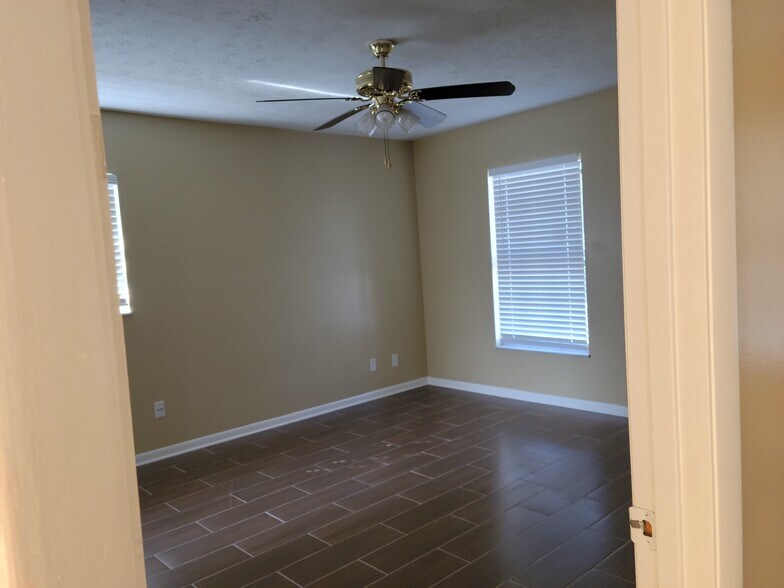 Building Photo - 8176 Old English Dr