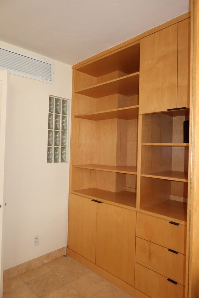 Building Photo - Downtown Studio / Home Office / All Bills ...