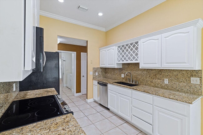 Building Photo - 208 Palm Cir
