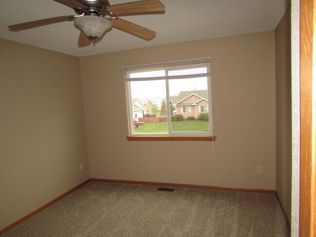 Building Photo - 4 BEDROOM | 3 BATH | FENCED YARD | DOUBLE CAR GARAGE | SUMMERSET