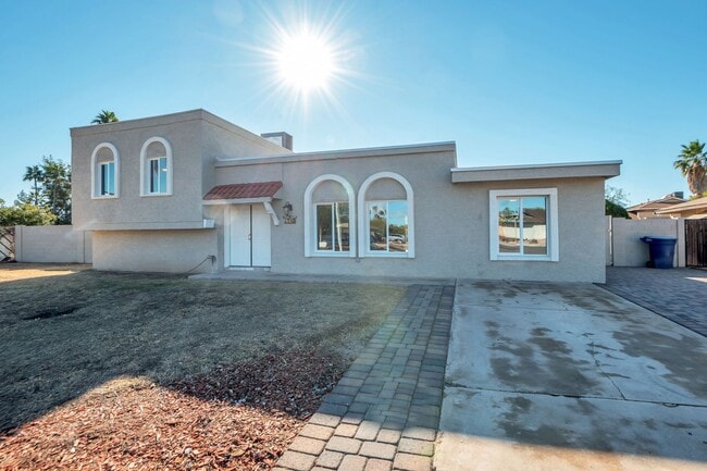 Building Photo - Large 6 Bed/3 Bath house close to ASU with awesome backyard