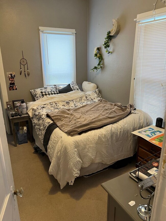 Building Photo - Great location 4 bedroom, 2 bathroom house...