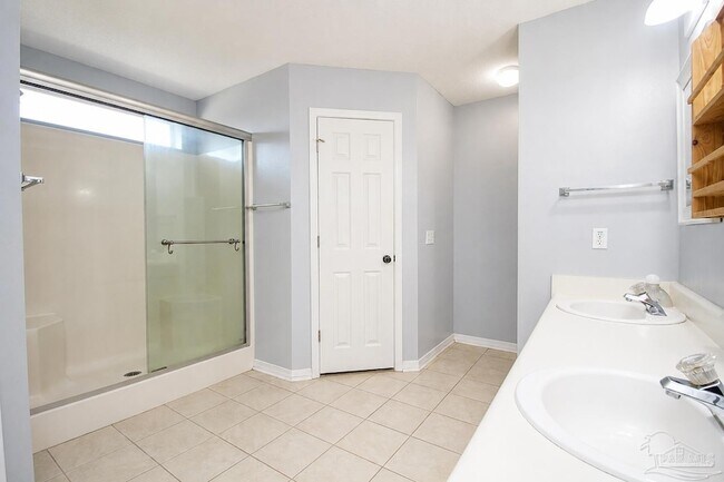 Building Photo - 10609 Creek Ridge Dr