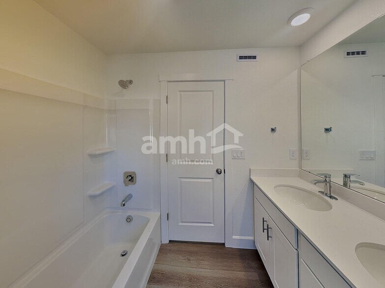 Building Photo - 13802 E 100th Dr