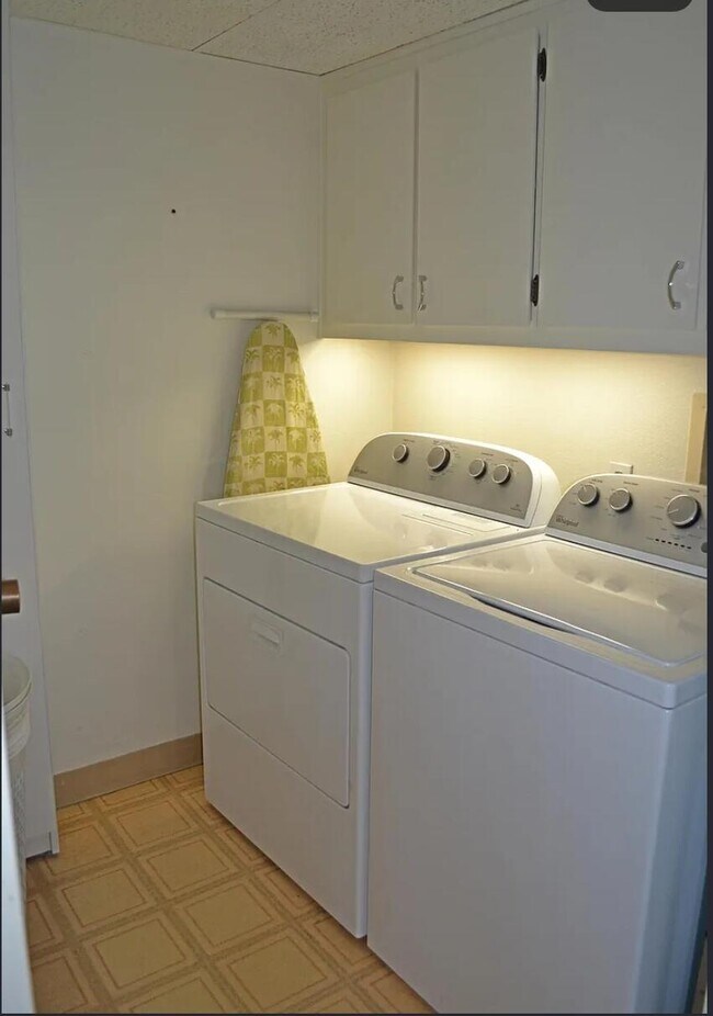 Building Photo - 910 Island Dr
