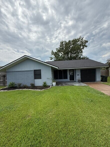 Primary Photo - 5320 W Groves Cir