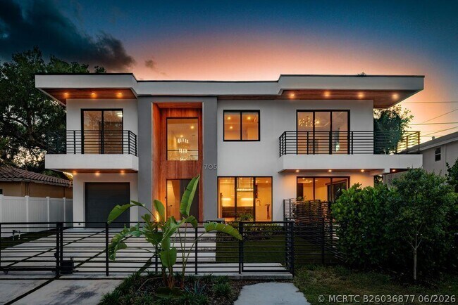 Building Photo - 705 SW 8th Terrace