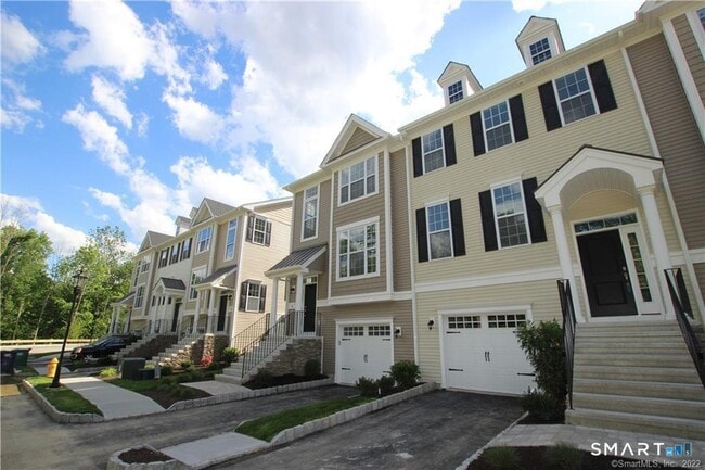 Building Photo - 10 Moorland Dr