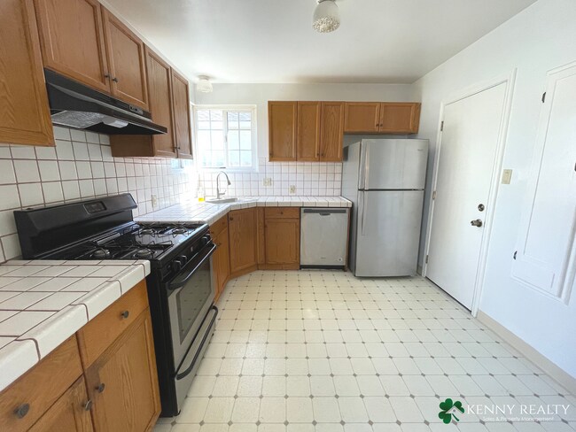 Building Photo - 3 Bedroom Home in Hayward