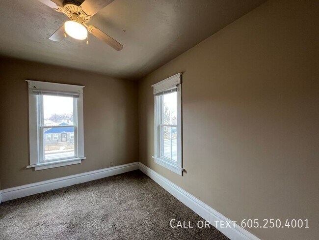 Building Photo - 4 Bedroom 2 Bathroom w/ Single Stall Garag...