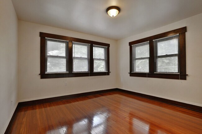 Building Photo - NEWLY RENOVATED NORTH CAMPUS - 3 BEDROOM 2 FULL BATHROOMS