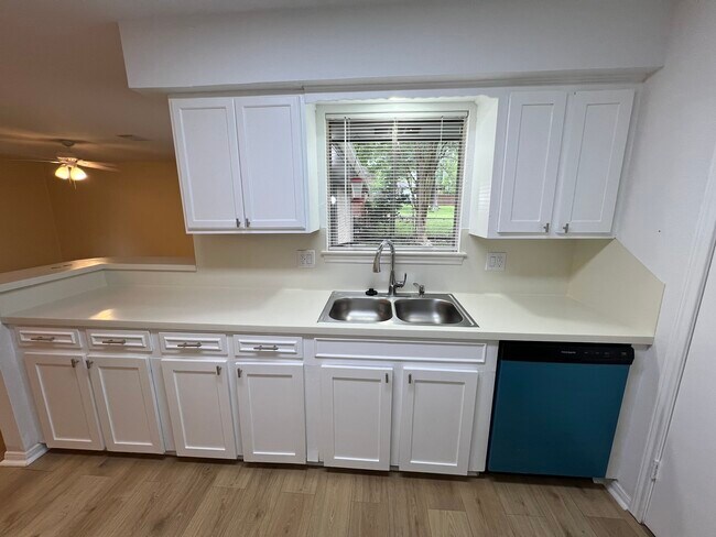 Building Photo - 3314 Kentwood Dr