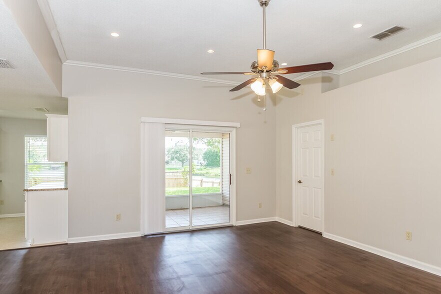 Building Photo - 2077 Willesdon Dr W