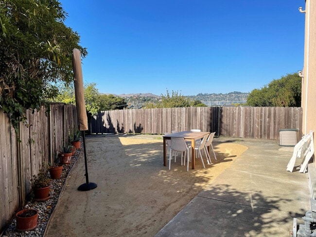 Building Photo - Beautiful 3 bedroom, 2 bathroom home in du...