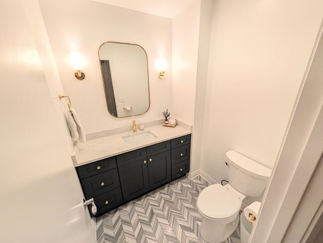 Building Photo - Stunning rehabbed 3-Bedroom Townhome in Fu...