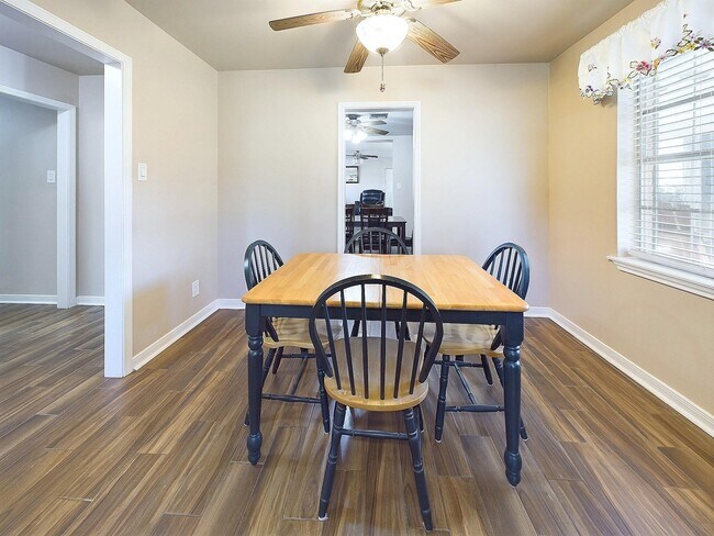 Building Photo - 2814 Balmorhea Ave