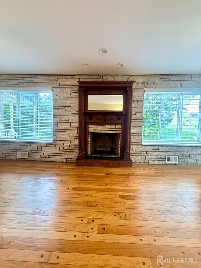 Building Photo - 363 Portia St