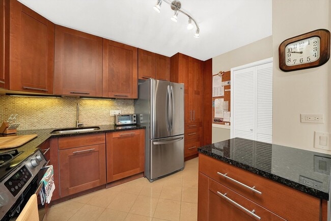 Building Photo - 247 E Chestnut St