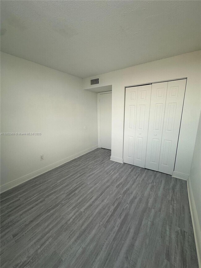 Building Photo - 1825 W 56th St