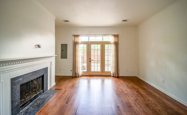 Building Photo - Sophisticated Townhome Steps from East Fal...
