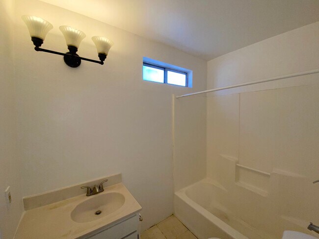 Building Photo - 843 Glen Martin Dr