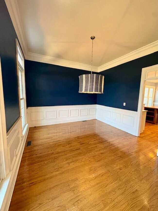 Building Photo - Spacious Five Bedroom Home in Mount Pleasant