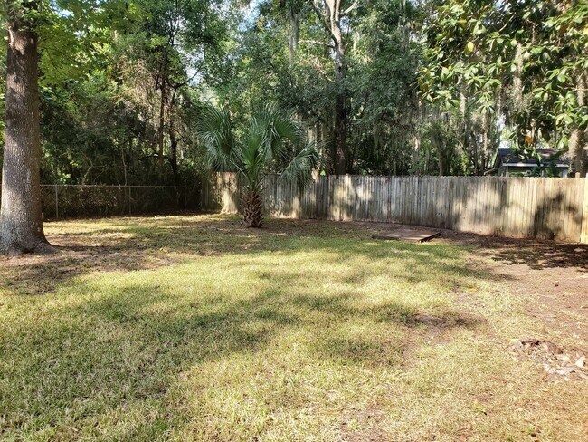 Building Photo - **Newly remodeled kitchen **  2 bedroom, 2bath Isle of Hope home with fenced in backyard and scre...