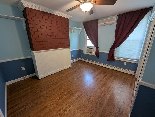 Building Photo - 466 Monmouth St