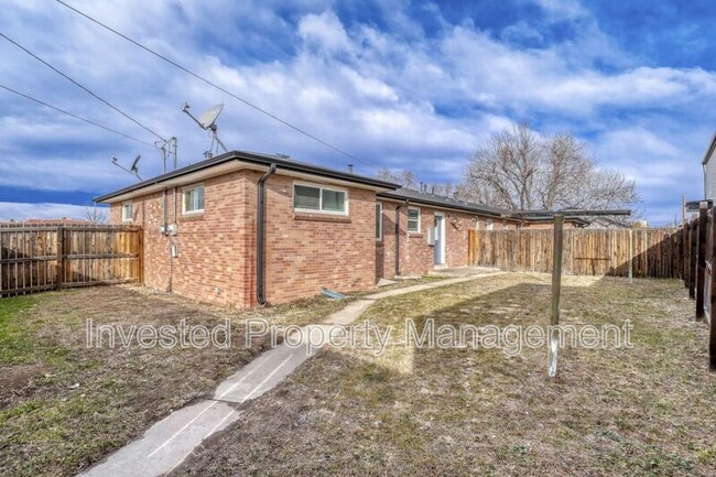 Building Photo - 3230 Elm St