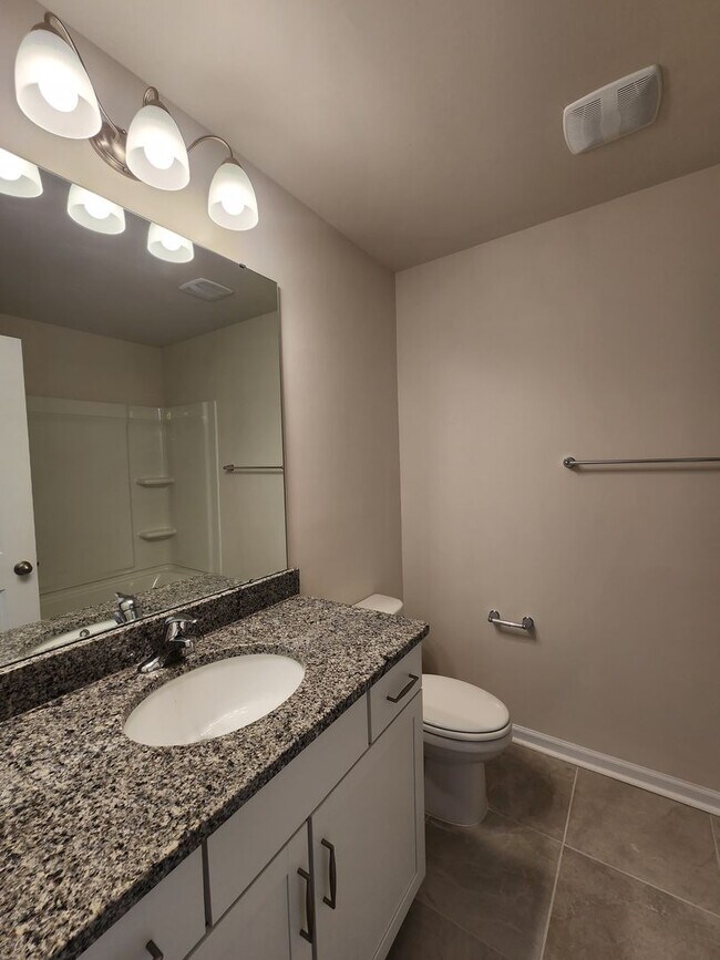 Building Photo - **6 Month Lease** Hendersonville Rental!