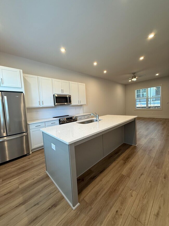 Building Photo - Peaceful City Living close to Everything!