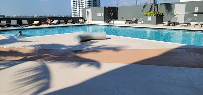 Building Photo - 1750 N Bayshore Dr