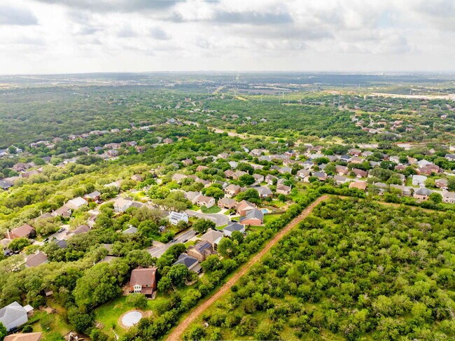 Building Photo - Spacious & Thoughtfully Updated 4-Bedroom ...