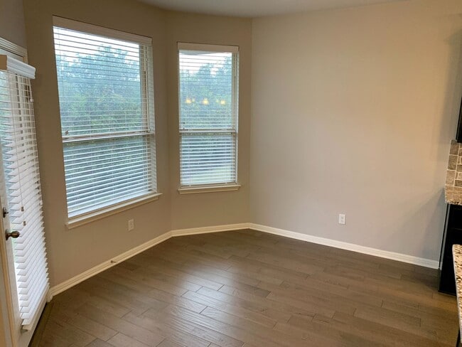 Building Photo - Beautiful 4 bedroom, 2.5 bathroom home in ...