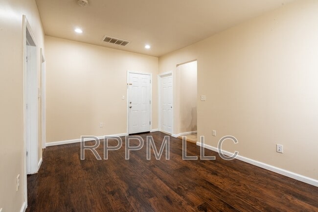 Building Photo - 467 Hawthorne Ave