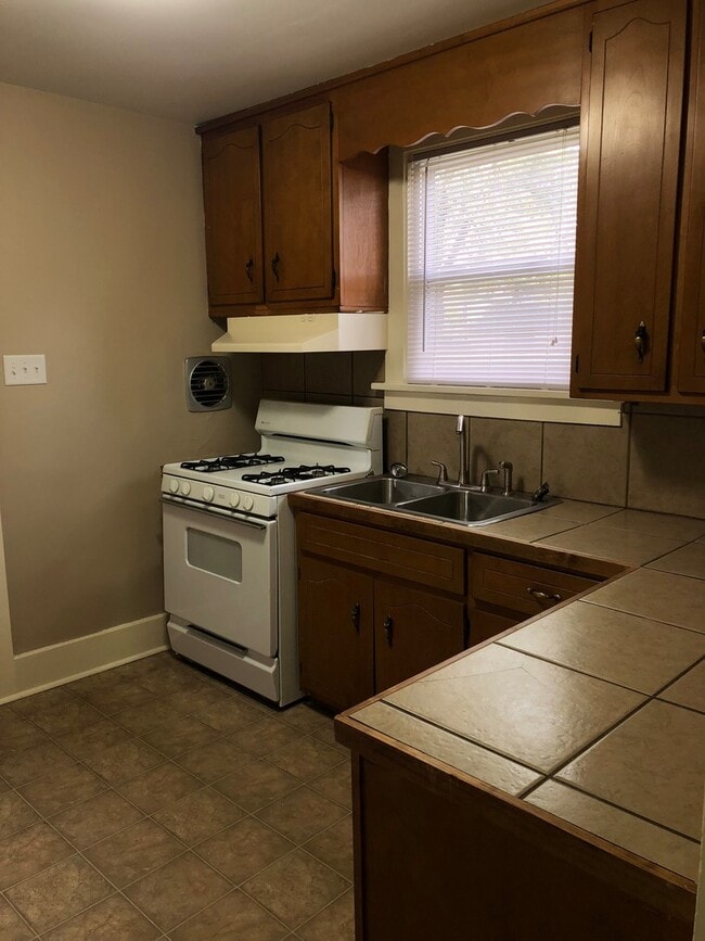 Building Photo - 3406 Robinwood Dr