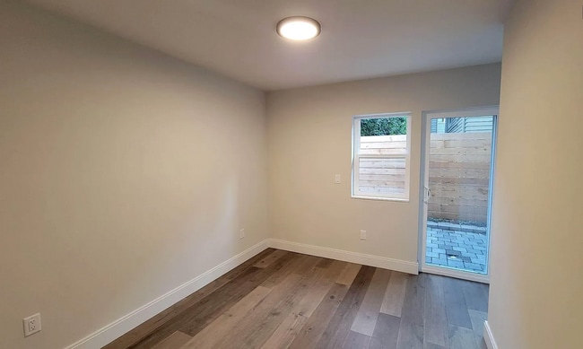 Building Photo - Newer end unit 2 bed 2 bath townhome w/ amazing views