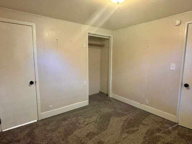 Building Photo - 3 bedroom 2 bath home centrally located!