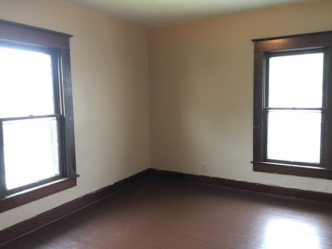 Building Photo - 3 Bed 1 Bathroom Available in Springfield +