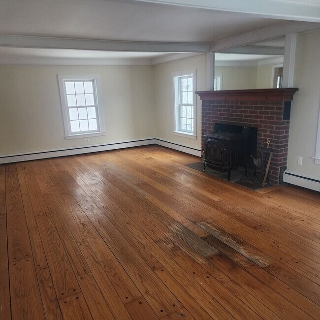 Building Photo - 4BR/1BA Home In East Haddam