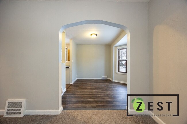 Building Photo - 2 BDRM 1 BTH