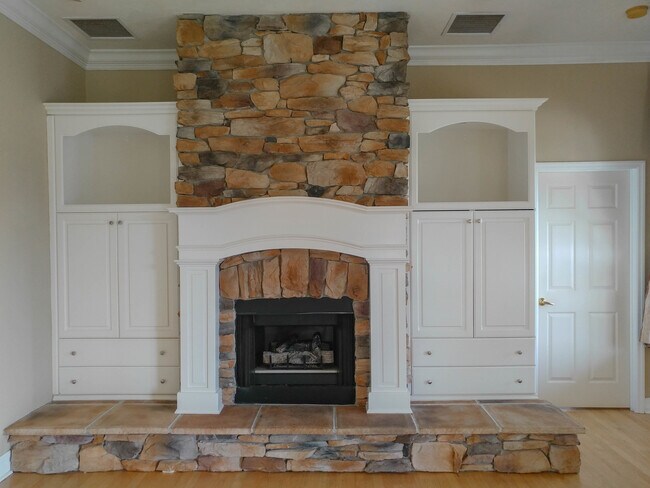Building Photo - Idyllic Farmhouse in Newberry