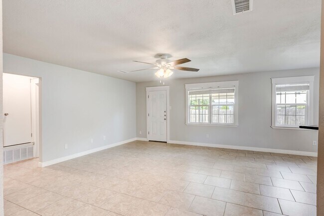 Building Photo - 2307 Traverse Dr