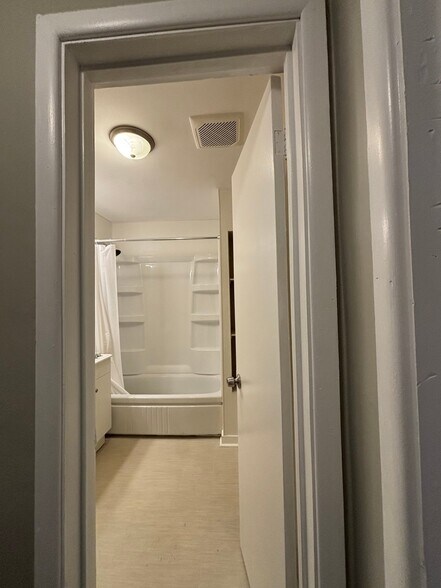 Building Photo - 653 S 69th St