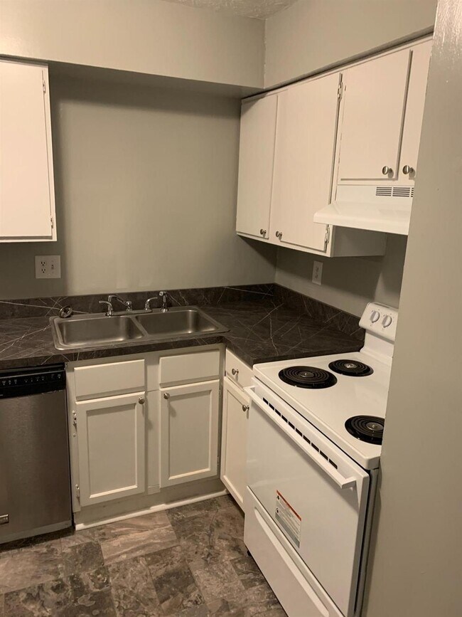 Building Photo - 384 Redding Rd