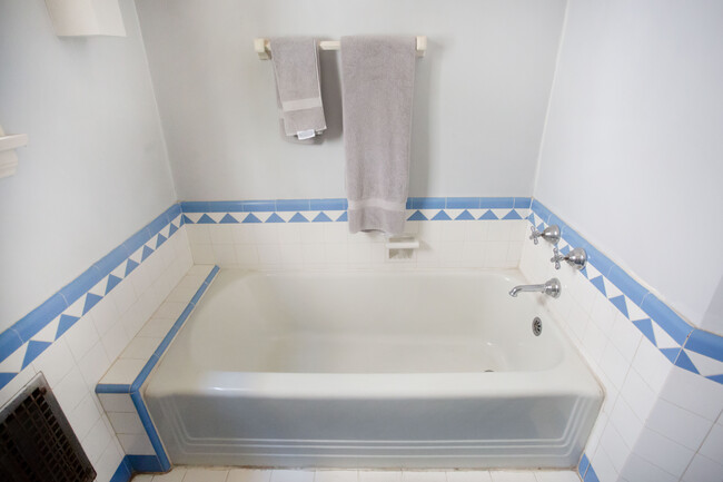 Bathtub- Original Tile - 5968 San Vicente Blvd