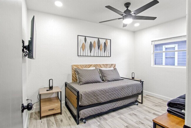 Building Photo - 1422 Dauphin Ln