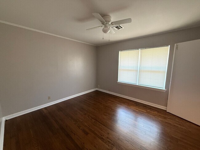 Building Photo - Near the University 2 bedroom Duplex With Private yard