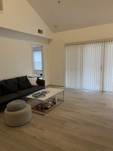 Living room - 121 Timberbrook Ln